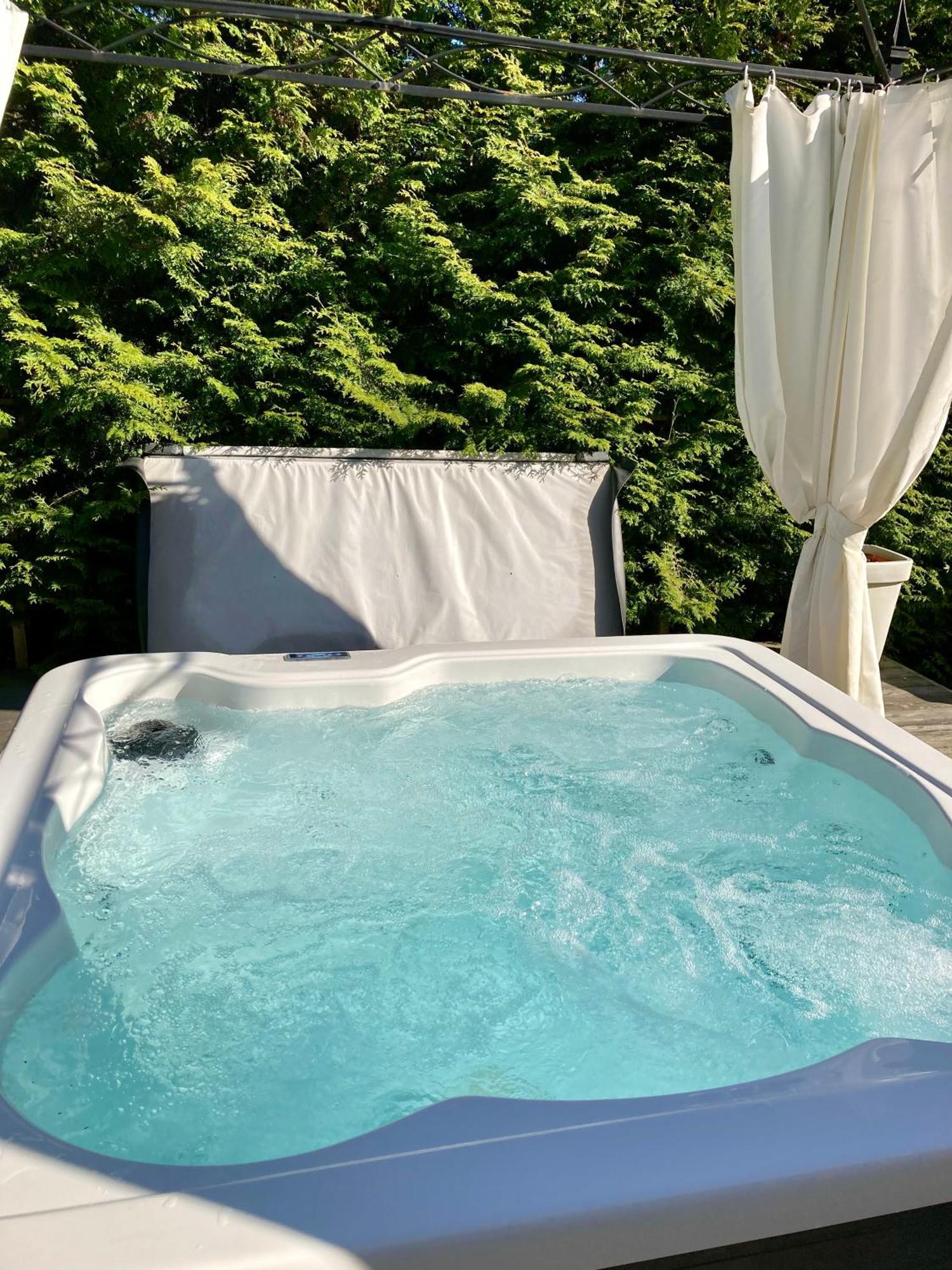 Cozy With Sauna, Outside Jacuzzi & Breakfast Hébergement de vacances